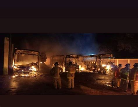 Cuatro buses se incendiaron en su parada en Benjamín Aceval trece