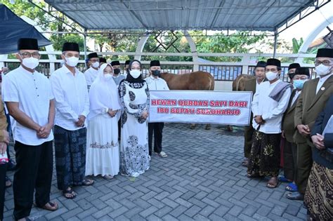 Usai Salad Idul Adha Di Masjid Agung Bupati Serahkan Hewan Kurban