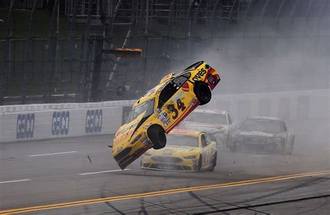 Here's every huge crash from Nascar this morning - Driven Car Guide