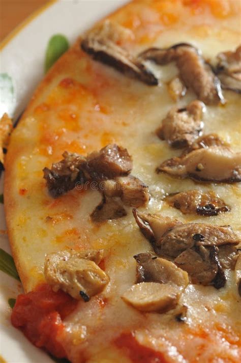 Pizza De Champignon Image Stock Image Du Fromage Dîner 58610347