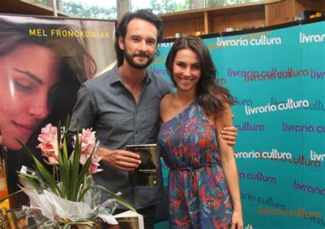 Rodrigo Santoro ajuda a namorada Mel Fronckowiak em lançamento de