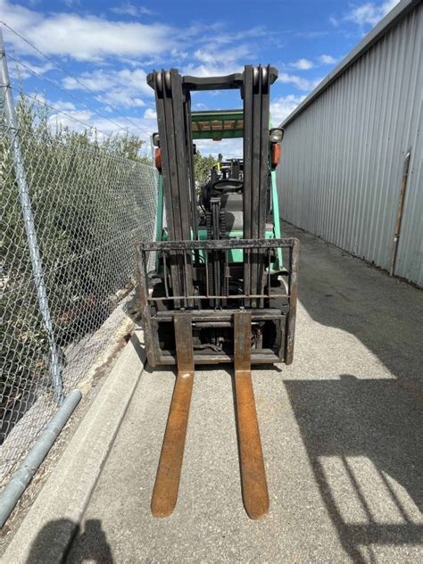 Mitsubishi 2500kg LPG forklift with 4700mm 3 stage mast & sideshift ...