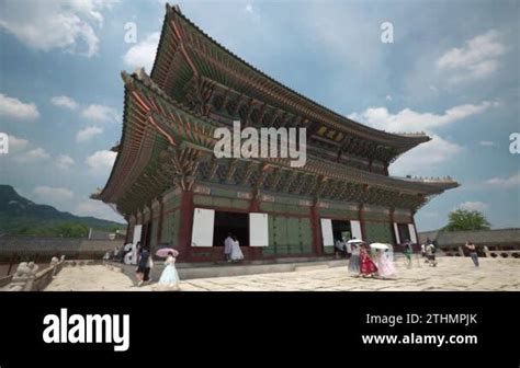 Tourists People In Hanbok Costumes Visit Geunjeongjeon King S Throne