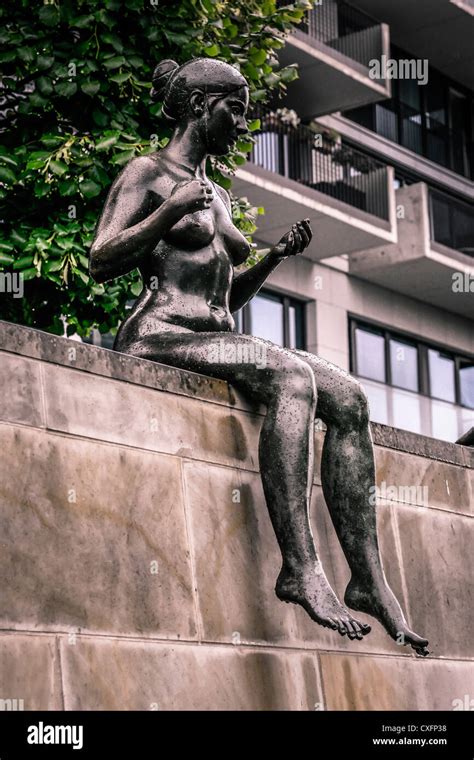 Sculptures Of Naked Women On The Spree Riverbank In Berlin Stock Photo