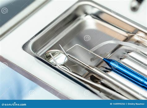 Instrumentos Dentales Esterilizados En Un Primer De La Bandeja Foto De