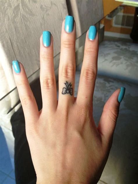 25 Ideen Kleine Tattoos Auf Finger