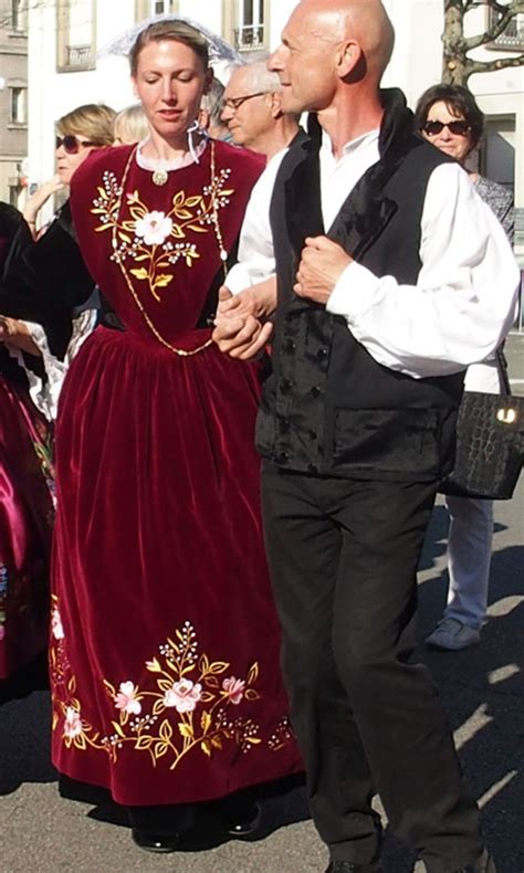 Costumes Traditionnels Bretons Du Morbihan Au Tradideiz De Vannes