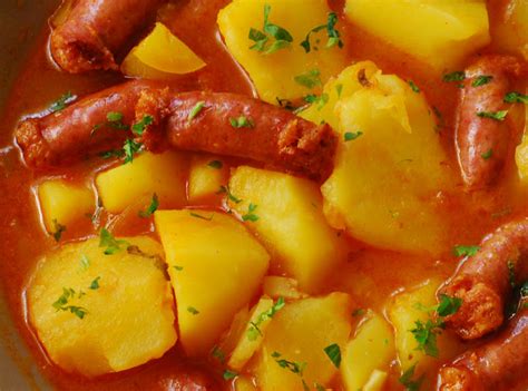 Patatas Guisadas Con Salchichas Frescas Cuchillito Y Tenedor