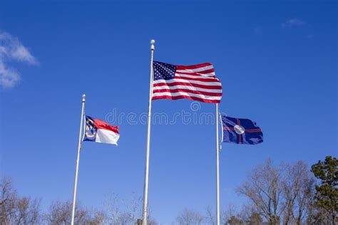 Tres Banderas Ondeando Al Aire Libre En Un Poste De Bandera En Un