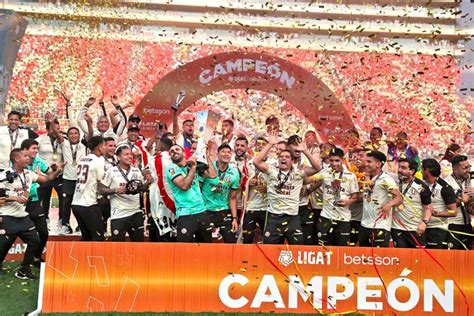 Festeja a lo grande Universitario recibió el trofeo de campeón de la