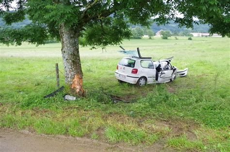 JURA La voiture percute un arbre le jeune conducteur blessé