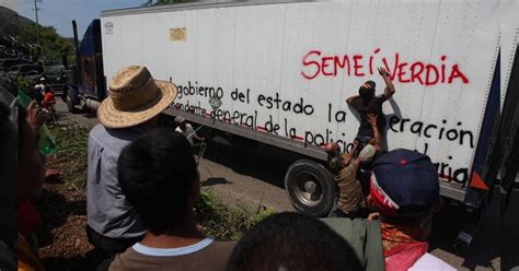 Autoridades federales se reúnen con habitantes de Aquila