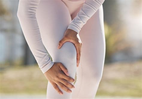 Dor no joelho fitness e massagem nas mãos da mulher no treino de