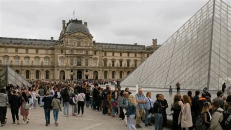 Desalojan El Museo Louvre Y El Palacio De Versalles Por Amenaza De