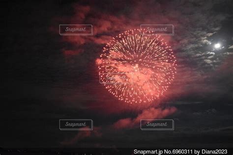 夜空に打ち上げられる花火の写真・画像素材 6960311 Snapmart（スナップマート）