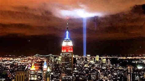 Tribute in Light shines in honor of September 11th victims; turned off briefly to help birds ...