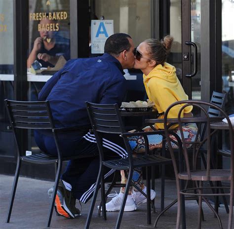 El beso de telenovela de Jennifer López y Alex