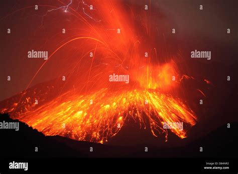 Powerful night time explosive eruption of Sakurajima volcano, Japan ...