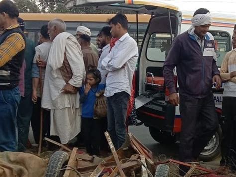 Speeding Truck Hits E Rickshaw In Jewar जेवर में तेज रफ्तार ट्रक ने ई रिक्शा में मारी टक्कर