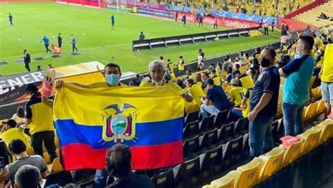 As Tembl El Estadio Monumental Durante Encuentro Ecuador Argentina