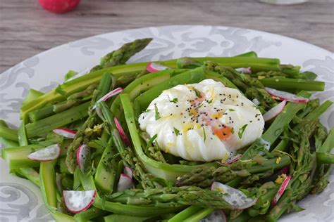 Ensalada de espárragos y huevo poché Receta de cocina fácil sencilla