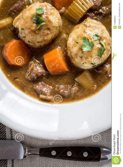 Guisado De La Carne De Venado Con Las Bolas De Masa Hervida Del Tocino