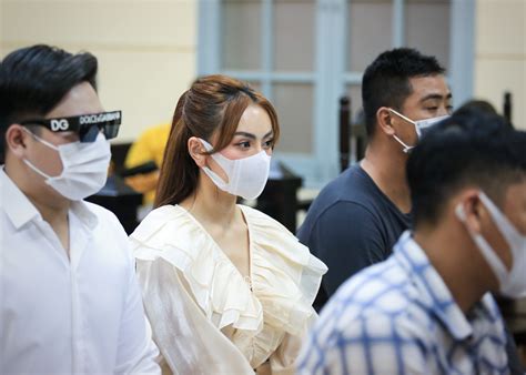 Hot girl Trang Nemo chồm đến ôm định quỳ xin lỗi bị hại