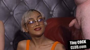 Tipo de polla pequeña humillado en grupo CFNM HJ por dominas XVIDEOS