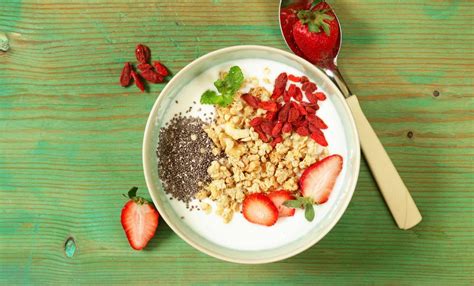 Yogurt con Muesli Chía y Fresas Calorías Fitia