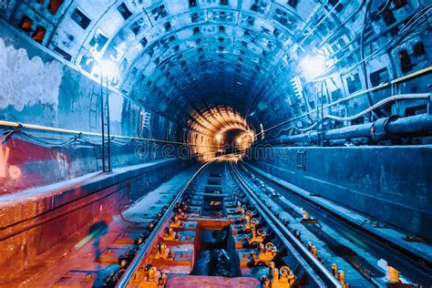 Tunnel Souterrain Traversant La Gare Image Stock Image Du Transport