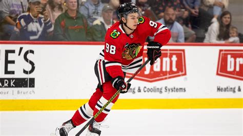 Lnh Connor Bedard S Adapte Rapidement Sa Nouvelle Vie Chicago Rds