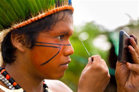 Tupi Guarani 부족 그의 얼굴을 그림에서 네이티브 브라질 남자 브라질 고대 문명에 대한 스톡 사진 및 기타 이미지