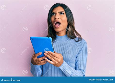 Jovem Transexual Latina Usando Aparelho De Touchpad Irritada E Furiosa
