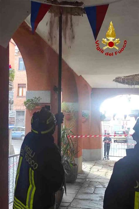 Cadono Grossi Calcinacci Dal Soffito Dei Portici In Centro A Livorno