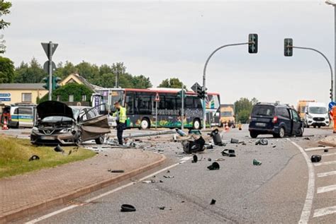 Unfall In Hartmannsdorf Pkw Kracht In Linienbus Vier Verletzte