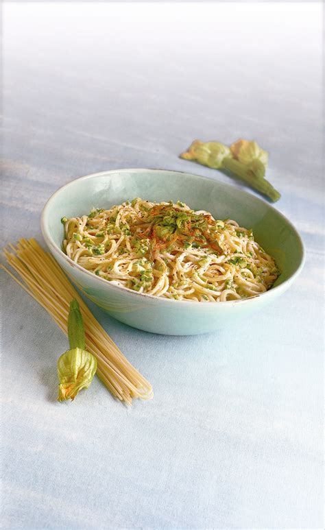 Spaghetti Alla Crema Di Caprino E Fiori Di Zucca