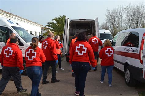 M S De Voluntarios De Cruz Roja Entregan Alimentos A Personas Con