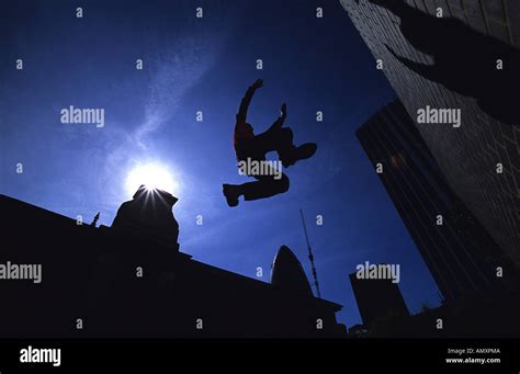 Le Parkour Or Free Runner Leaps Between Buildings City Of London Stock