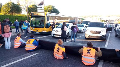 O momento da detenção dos ativistas que bloquearam a entrada do túnel