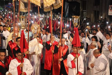 Rede Tiradentes Fiéis celebraram Corpus Christi missa procissão