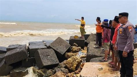 Kapal Nelayan Terbalik Dihantam Ombak Di Pamekasan 3 Selamat 2 Hilang