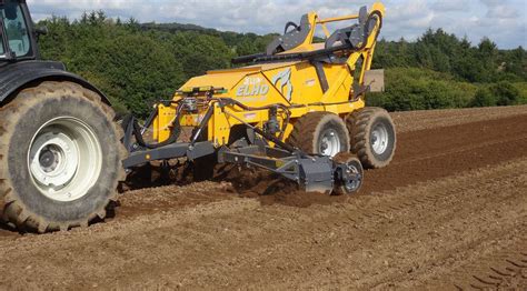 Une Première Ramasseuse à Cailloux Elho Entraid