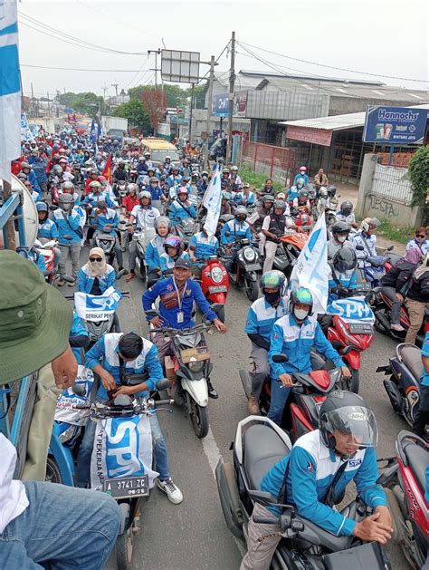 TUNTUT KENAIKAN UMK BEKASI 2024 NAIK 16 PERSEN BURUH BLOKIR RUAS JALAN