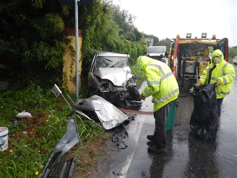 Gravissimo Dopo Lo Scontro Sull Aurelia Tra Furgone E Auto