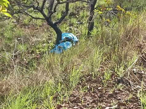 Corpo Perfurado De Tiro é Achado Enrolado Em Lona