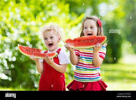 Kinder Beim Obst Essen Stockfotos Und Bilder Kaufen Alamy