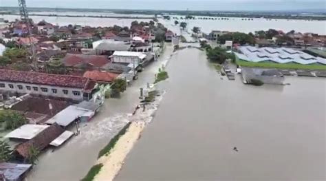 Enam Tanggul Jebol 11 Kecamatan Di Kabupaten Demak Terendam Banjir