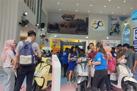 Tak Hanya Berpenampilan Menarik SPG Yamaha Di Jakarta Fair Kemayoran