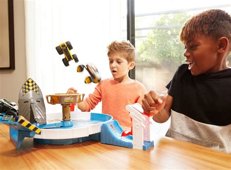 Ripley SET HOT WHEELS MONSTER TRUCKS LUCHA CONTRA TIBURÓN