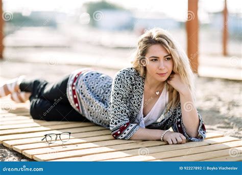 Fille Blonde Sur La Plage De La Plage Sablonneuse Par La Mer Photo Stock Image Du Bonheur